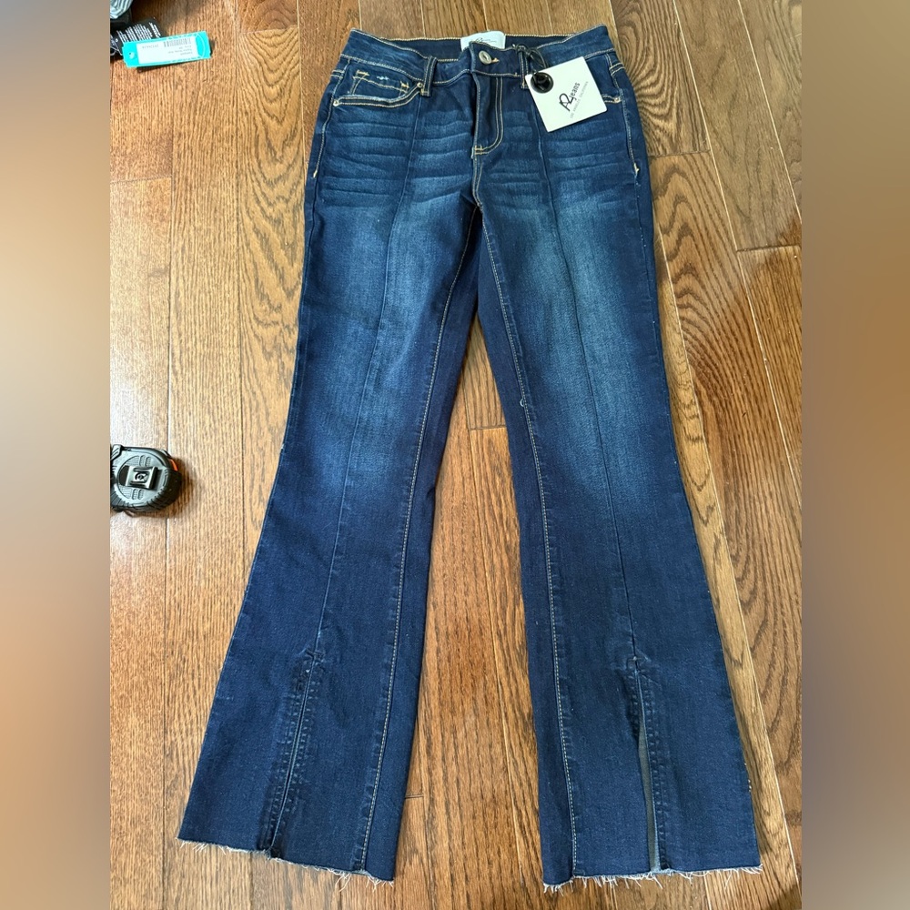 Women's flare cut Jeans. NWT. SIZE 25. Bought at a boutique.